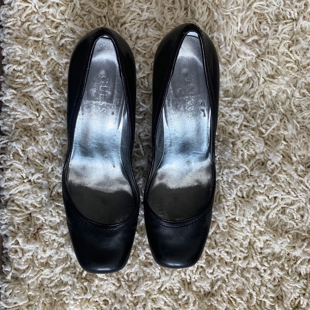 Guess Pumps
